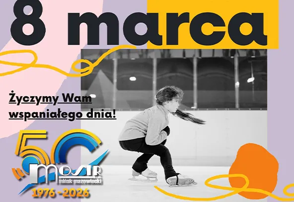 Jedna dziewczynka jeździ na łyżwach po wewnętrznym lodowisku, pochylona i z kucykiem. W tle są puste trybuny i szklane barierki. Grafika ma pastelowe plamy w odcieniach różu, fioletu, żółci i pomarańczy oraz kolorowe logo rocznicowe w lewym dolnym rogu.