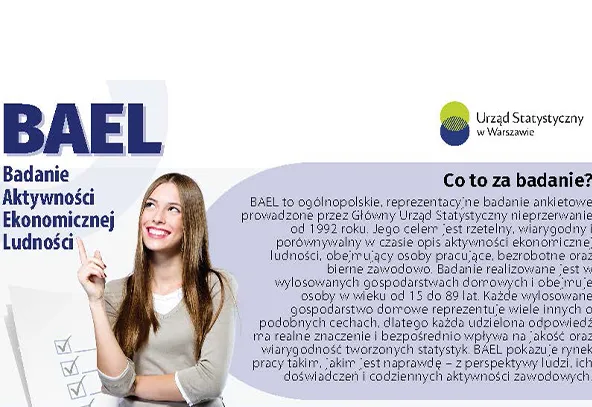 Po lewej duży granatowo-fioletowy logotyp na jasnym tle. Obok stoi młoda kobieta o długich jasnobrązowych włosach, uśmiecha się i wskazuje w górę prawą ręką. Po prawej jest półokrągły fioletowy panel z wieloma liniami tekstu i małym kolorowym emblematem w prawym górnym rogu. Tło jest białe z jasnofioletowymi akcentami i kilkoma pustymi polami wyboru u dołu po lewej.