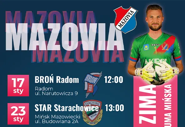 Niebieskie tło z dużym napisem MAZOVIA w białym i czerwonym kolorze na środku. Po prawej stronie stoi mężczyzna w zielonym stroju piłkarskim z rękawicami i piłką. Nad nim znajduje się herb Mazovii. Po lewej stronie lista dwóch meczów z datami, miejscem i godzinami: 17 stycznia Broń Radom o 12:00 i 23 stycznia Star Starachowice o 13:00. Po prawej pionowy napis ZIMA w różowym tle z imieniem zawodnika.