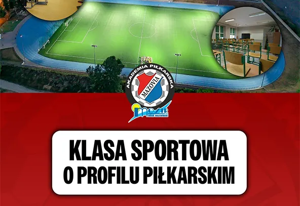 Oświetlone zielone boisko piłkarskie z niebieską bieżnią widziane z lotu ptaka. Scena nocna z reflektorami. W prawym górnym narożniku okrągłe wstawienie z salą lekcyjną. Na środku herb klubu nakładający się na granicę boiska i czerwonego pola. Na dole biały prostokąt z pogrubionym czarnym napisem na czerwonym tle.
