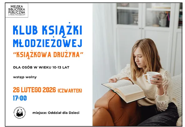 Dwa pionowe pola; po prawej młoda dziewczyna siedzi na brązowej kanapie w jasnym wnętrzu, czyta otwartą książkę i trzyma filiżankę. Po lewej biały plakat z niebieskimi i pomarańczowymi akcentami informacyjnymi oraz małym logo biblioteki w górnym rogu.