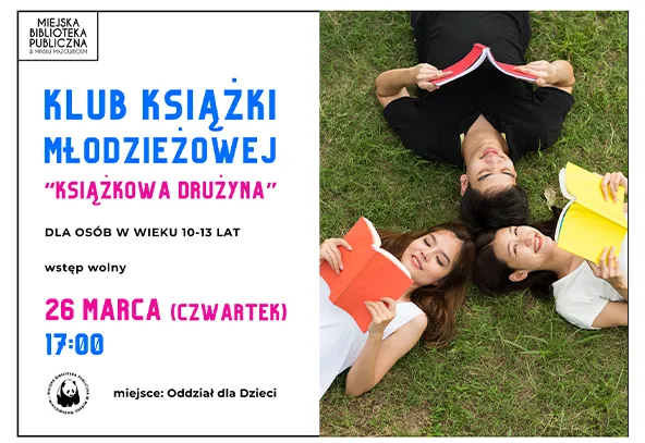 Trzy nastoletnie osoby leżą na trawie głowami do środka i czytają kolorowe książki. Po lewej stronie jest biała pionowa plansza z informacjami promocyjnymi o klubie książki, z niebieskimi i różowymi nagłówkami oraz logiem biblioteki. Tło jest zielone, dzień, plener.