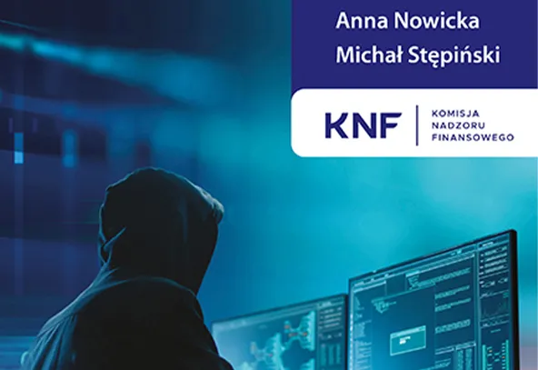 Osoba w kapturze siedzi przed trzema monitorami z widocznymi wykresami i danymi na niebieskim tle, w prawym górnym rogu nazwiska Anna Nowicka i Michał Stępiński oraz logo KNF z napisem Komisja Nadzoru Finansowego.
