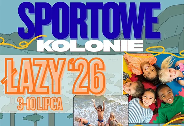 Plakat o sportowym temacie z niebiesko-turkusowym tłem i zarysami gór i wody. Po prawej pięcioro uśmiechniętych dzieci leży razem na kolorowym podłożu. Na dole mniejsze zdjęcie pokazuje dzieci bawiące się w fale na plaży. Jasne, energetyczne kolory i dynamiczne linie ozdabiają kompozycję.