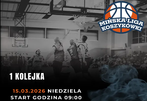 Kilku zawodników skacze przy koszu podczas meczu koszykówki w hali sportowej. Publiczność siedzi w tle na trybunach. Jasne oświetlenie sufitowe i widoczny zegar na ścianie. W prawym górnym rogu widoczne logo ligi, dolna część obrazu przyciemniona z efektem dymu.