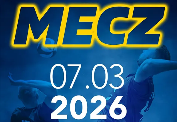 Duży, pogrubiony napis u góry z żółtą obwódką. Wyraźna, biała data w środku obrazu. W tle dwóch skaczących siatkarzy uderza piłkę na niebieskim tle.