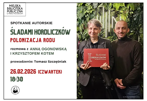 Dwóch dorosłych osób stoi na tle zielonych roślin. Kobieta z krótkimi siwymi włosami trzyma czerwony album z napisem Śladami Hordliczków. Mężczyzna obok niej ma krótko obcięte włosy i uśmiecha się. Po lewej stronie tekst zapowiadający spotkanie autorskie w Miejskiej Bibliotece Publicznej, z datą i godziną wydarzenia.