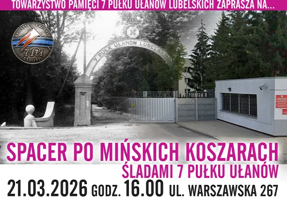 Brama koszar z kamiennymi słupami i metalową arkadą prowadzi do alei obsadzonej drzewami. Po lewej widoczna okrągła odznaka, po prawej niski biały budynek z ogrodzeniem. Obraz ma częściowy podział: lewa połowa czarno-biała, prawa kolorowa, u dołu szeroki różowy pas z informacjami o wydarzeniu.