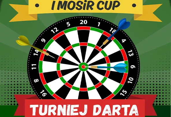 Tarcza do darta z trzema strzałkami wbitymi w różne punkty tarczy na zielonym tle, nad nią żółta wstęga z napisem I MOSiR CUP, poniżej czerwona wstęga z napisem TURNIEJ DARTA.