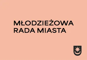 Napis „MŁODZIEŻOWA RADA MIASTA” na różowym tle z czarnym herbem w prawym dolnym rogu.