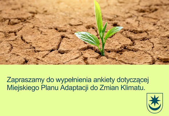 Mały zielony pęd wyrasta z popękanej suchej brązowej gleby. Na dole szeroki jasnopistacjowy pas z małą ciemnozieloną ikoną herbową po prawej.