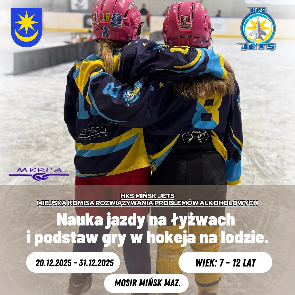 Dwoje dzieci w hokejowych strojach i różowych kaskach stoi na lodowisku, mając ręce na barkach drugiej osoby. Tło lodowiska jest rozmyte. Po bokach znajdują się logo oraz napis informujący o nauce jazdy na łyżwach i hokeja dla dzieci w wieku 7-12 lat, odbywającej się od 20 do 31 grudnia 2025 roku w MOSiR Mińsk Mazowiecki.