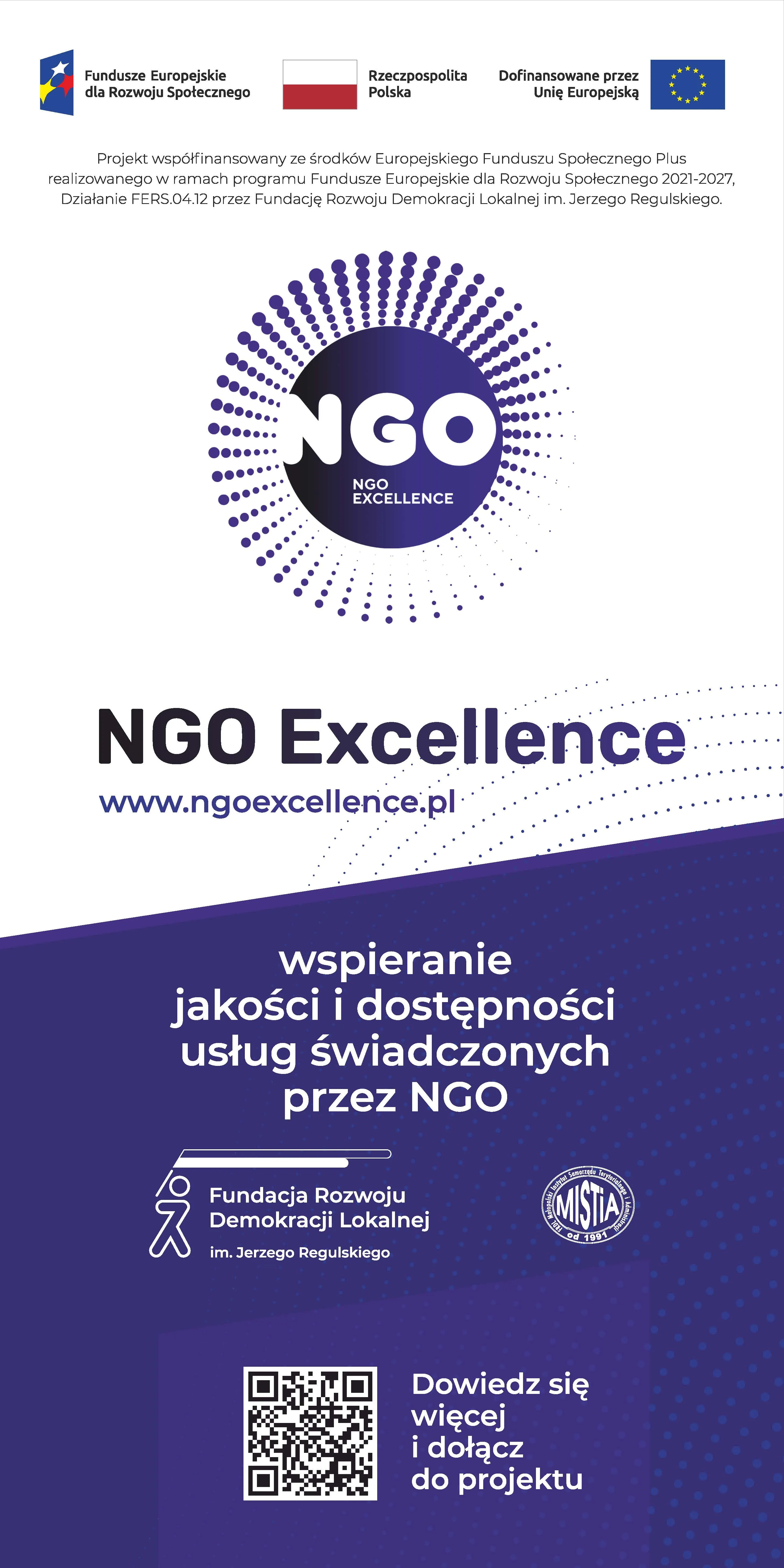 Pionowy baner w jasnym otoczeniu, dominują kolory biały i różne odcienie fioletu. U góry w poziomym rzędzie umieszczone trzy małe logotypy instytucji na białym tle. Centralnie duże fioletowe koło z promieniującymi kropkami zawierające biały logotyp organizacji. Dolna część banera ma ciemnofioletowe pole z ikoną fundacji, okrągłą pieczątką oraz kodem QR po lewej i tekstem zachęcającym po prawej.
