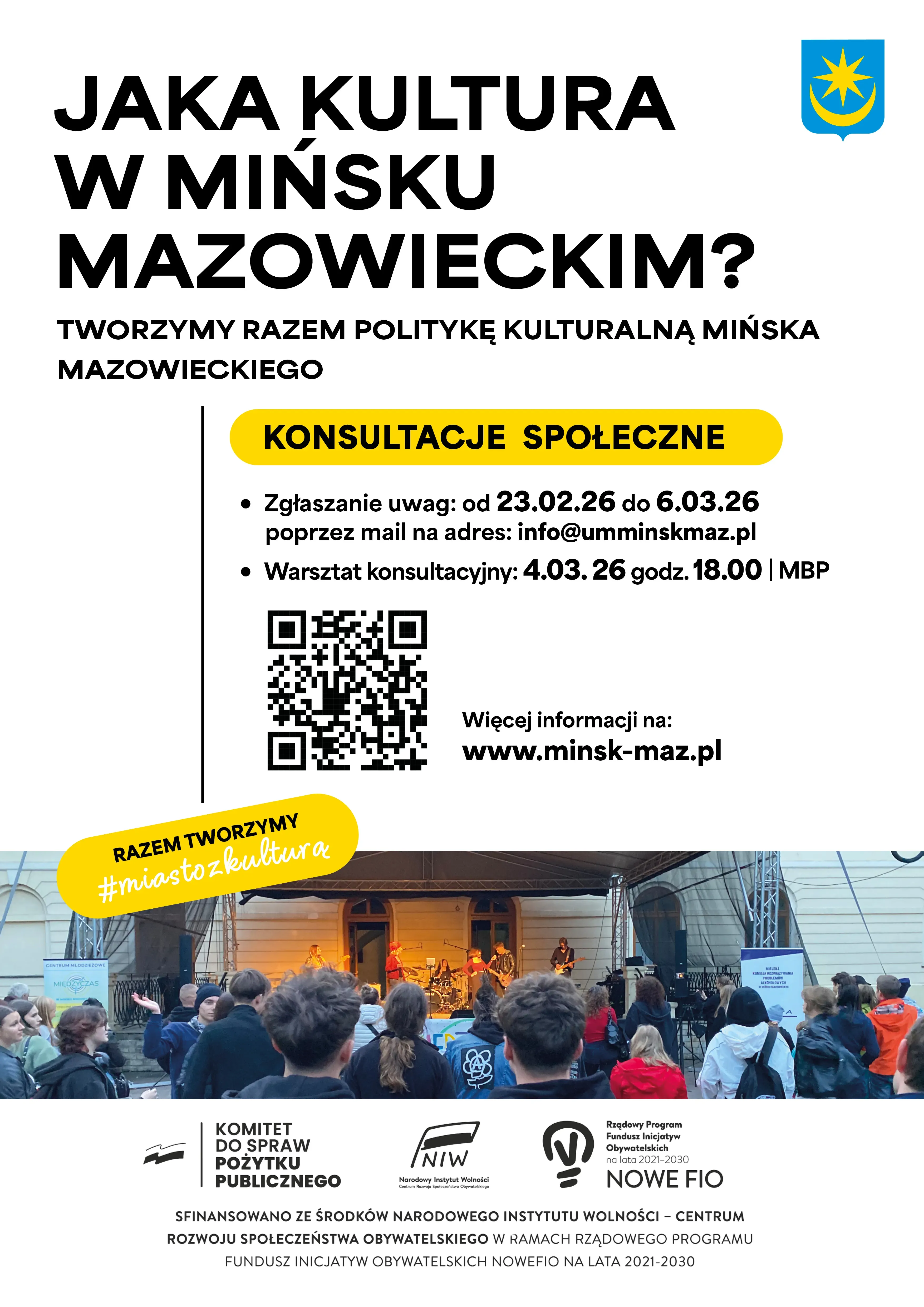  W prawym górnym rogu herb miasta. Żółty poziomy pasek informacyjny o konsultacjach społecznych z ikonką kodu QR i adresem strony. Na dole zdjęcie wieczornego, zewnętrznego koncertu na scenie z oświetleniem i tłumem stojących widzów. Żółta naklejka z hashtagiem dotyczącym tworzenia kultury miasta.
