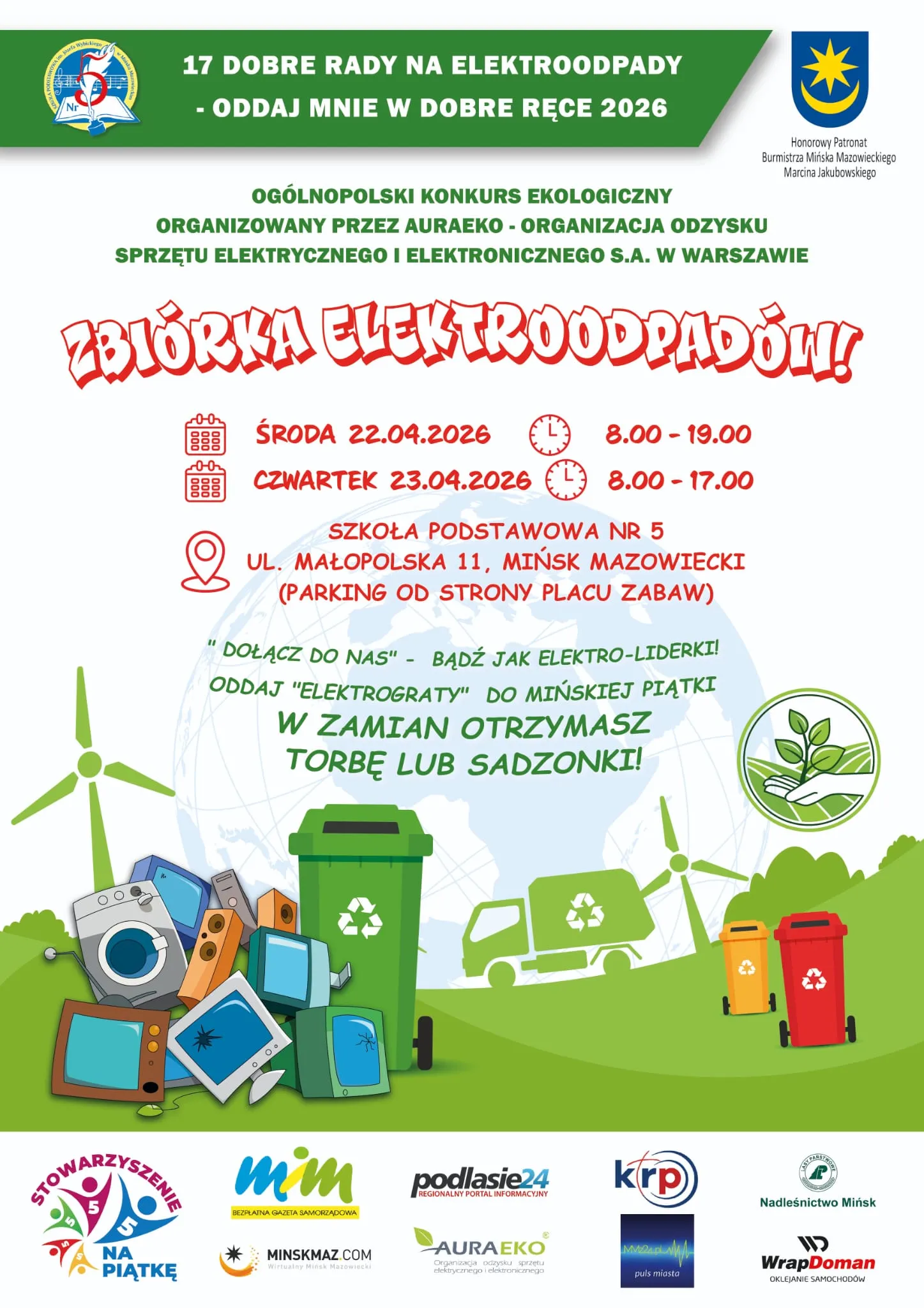 Kolorowy plakat reklamuje zbiórkę elektroodpadów. U góry jest zielony pasek z kilkoma logotypami. Pod nim znajduje się duży, wyrazisty czerwony nagłówek i ikony kalendarza oraz zegara informujące o terminach. Środkowa część pokazuje nazwę i lokalizację szkoły. Na dole stoi sterta starych urządzeń elektronicznych obok zielonego kosza na recykling i samochodu z symbolem recyklingu. W tle są wiatraki i zielony krajobraz. Na samej stopce rozmieszczone są logotypy sponsorów.