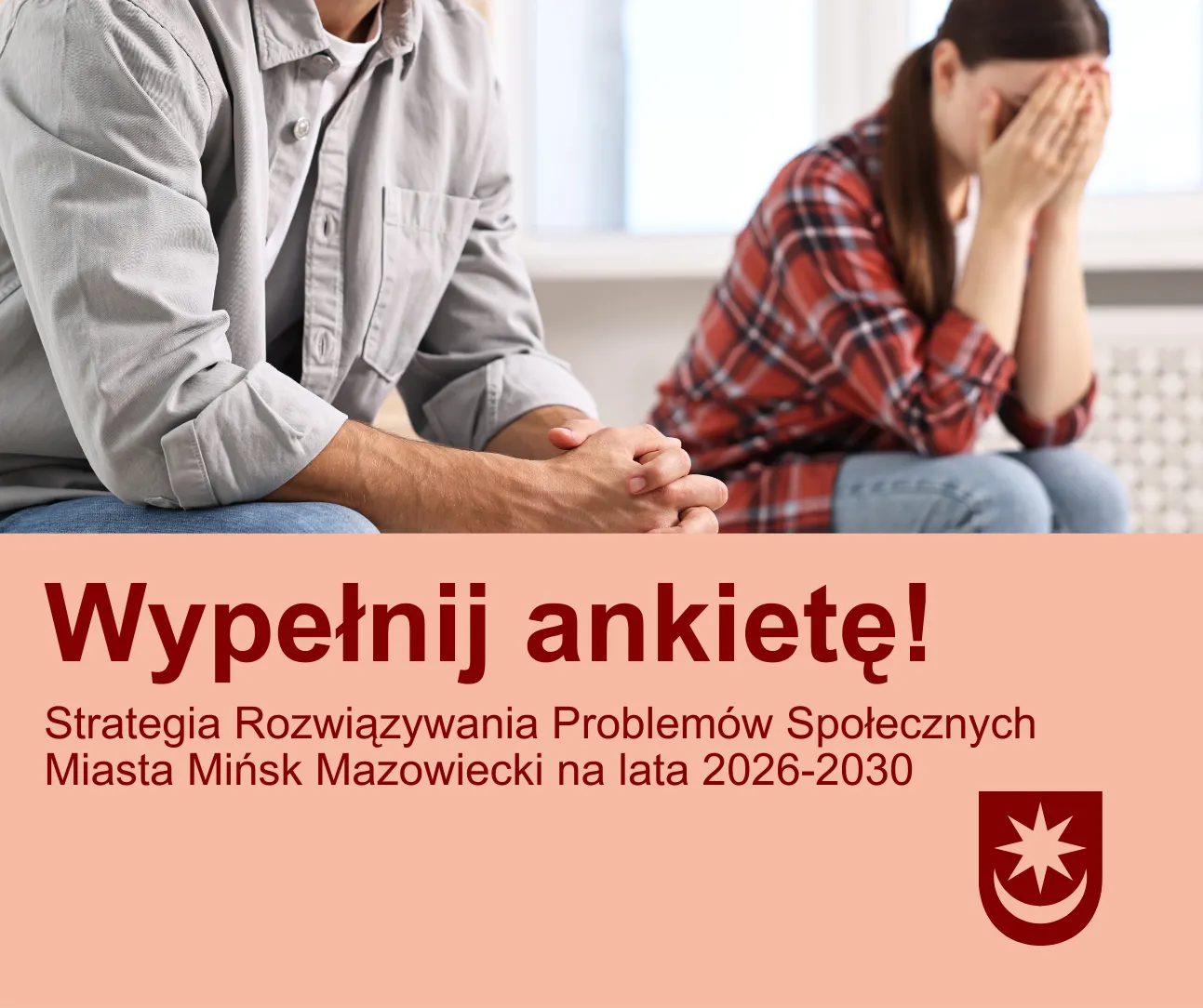 Dwóch siedzących ludzi w pomieszczeniu, z których jedna osoba trzyma głowę w dłoniach, a druga ma złożone ręce. Na dole napis w kolorze bordowym na jasnoróżowym tle: „Wypełnij ankietę! Strategia Rozwiązywania Problemów Społecznych Miasta Mińsk Mazowiecki na lata 2026-2030” oraz herb miasta.