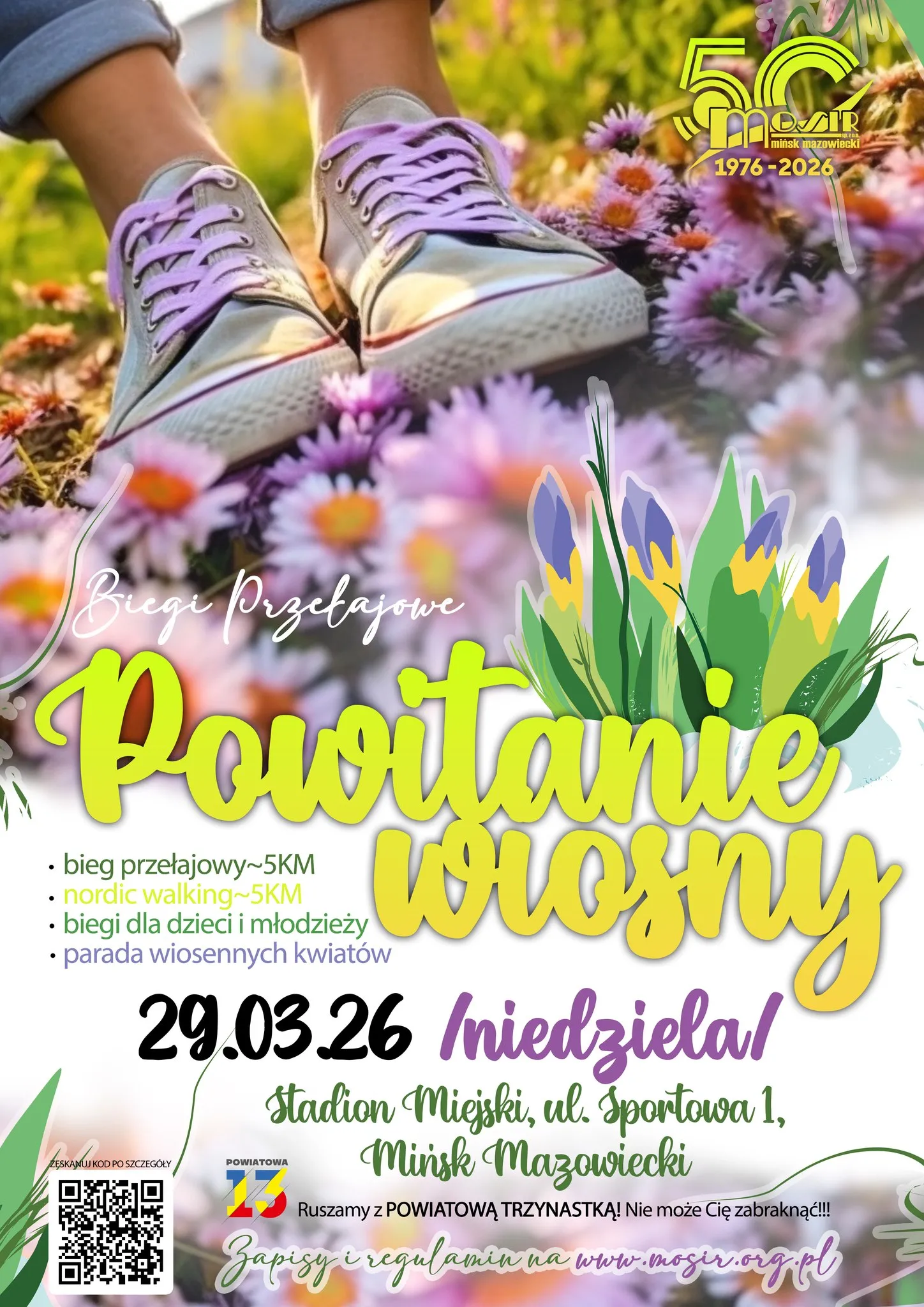 Para stóp w szarych tenisówkach z fioletowymi sznurówkami stoi wśród różowo-fioletowych stokrotek. Otoczenie zielone i rozmyte, widoczne trawy i kwiaty. W prawym dolnym rogu kolorowa ilustracja żółto-fioletowych tulipanów. Jasne, wiosenne kolory i dzienne światło.