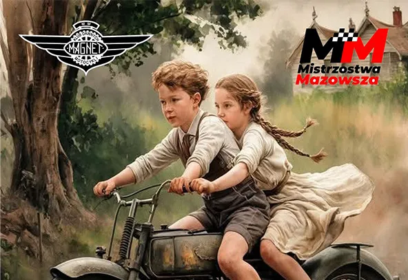 Dwoje dzieci siedzi na starym motocyklu. Chłopiec siedzi z przodu i trzyma kierownicę. Dziewczynka siedzi z tyłu i obejmuje chłopca. Scena odbywa się na zewnątrz w ciągu dnia. W tle drzewa i zabudowania. W górnych rogach grafiki widoczne dwa logotypy.
