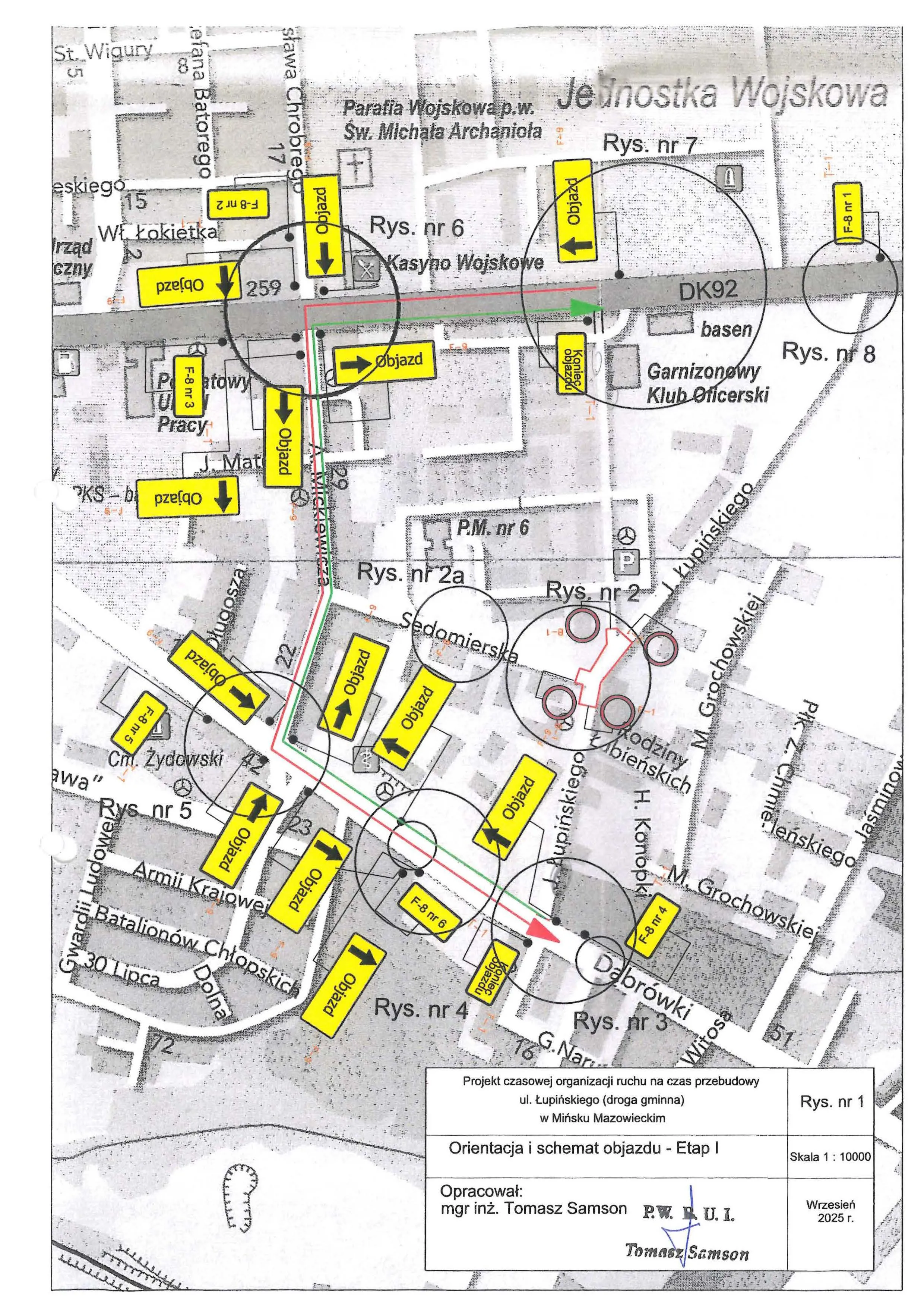 Mapa miejska w skali z planem ulic i zabudowy. Na mapie zaznaczony czerwony odcinek drogi i zielony przebieg objazdu. Kilkanaście żółtych prostokątnych tablic z czarnymi strzałkami wskazuje kierunki objazdów. Czarne okręgi oznaczają kluczowe skrzyżowania, tło jest szaro-białe ze szkicami budynków.