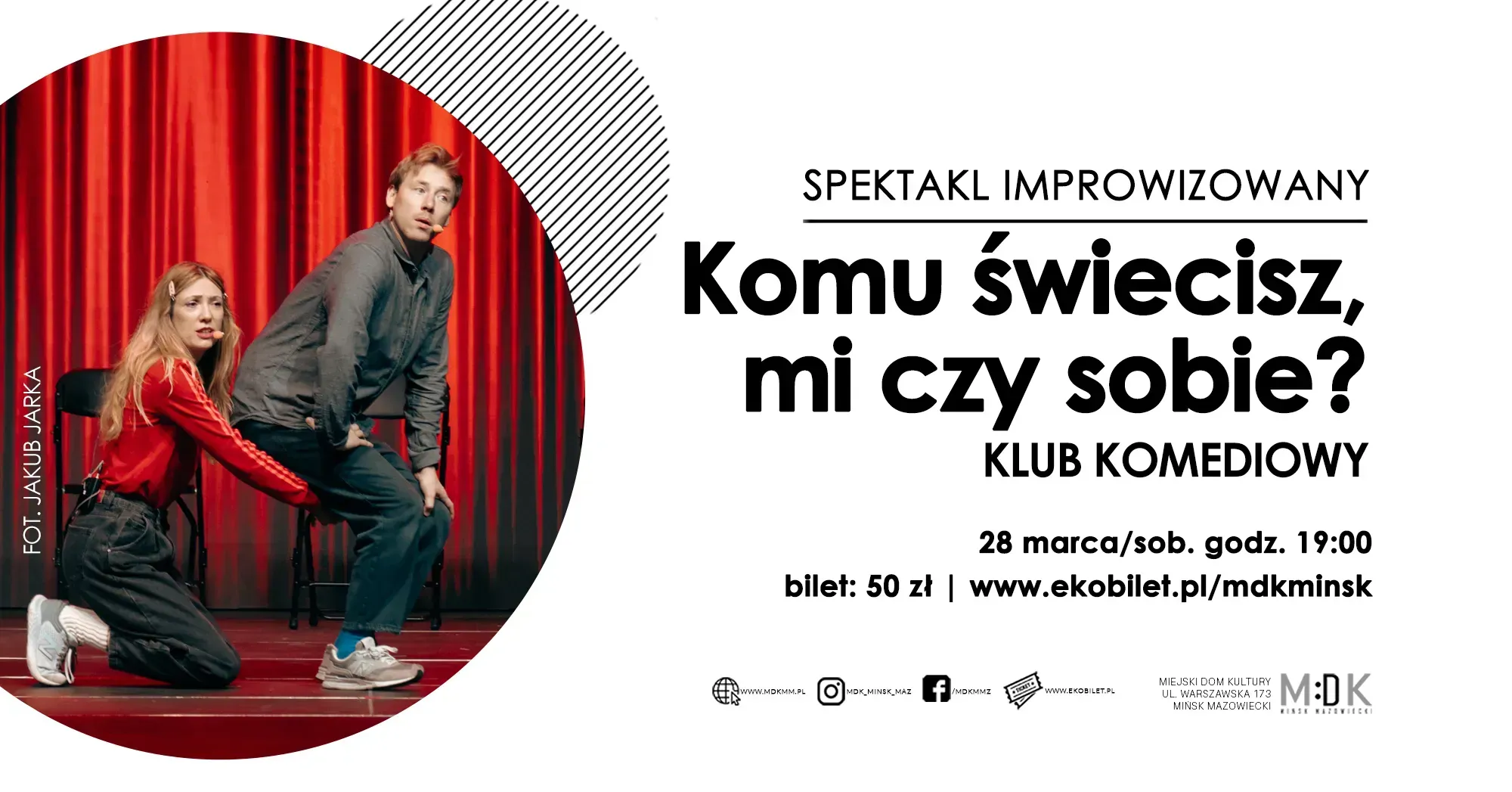 Lewy, okrągły kadr pokazuje dwoje aktorów na scenie przed czerwonymi zasłonami. Kobieta klęczy i trzyma mężczyznę za biodro. Mężczyzna stoi pochylony. Oboje mają mikrofony przy twarzach i noszą casualowe ubrania. Fot. Jakub Jarka. Prawa połowa obrazu ma białe tło z dużą, czarną typografią i informacjami o wydarzeniu.