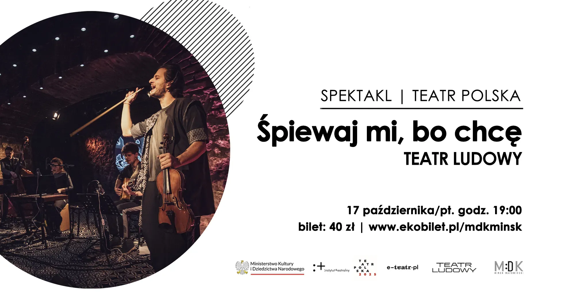 Po lewej sprtonie mężczyzna śpiewa i trzyma skrzypce, towarzyszy mu zespół muzyków na scenie z kamienną ścianą w tle. Po prawej napisy na białym tle.