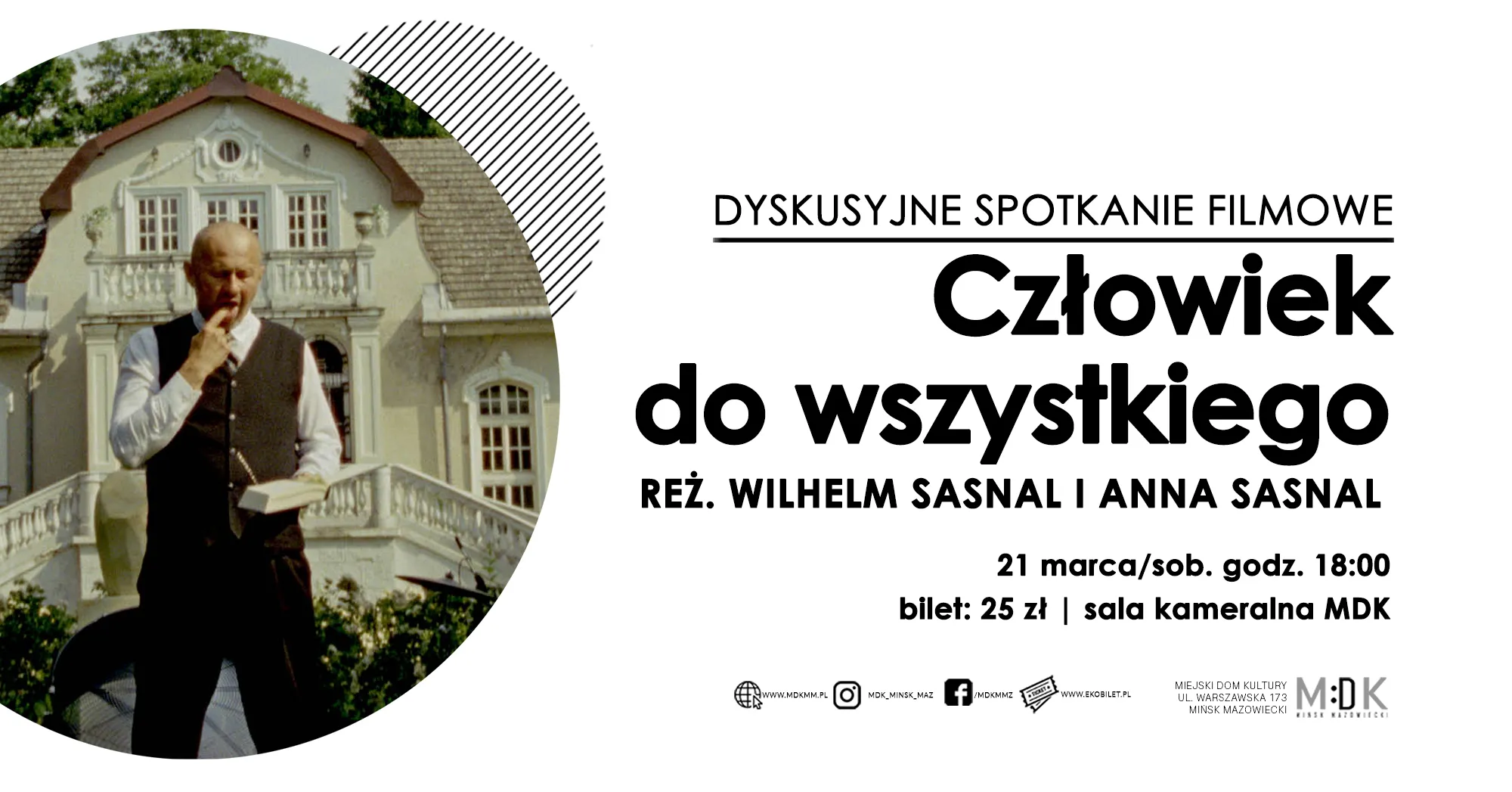 Starszy mężczyzna w kamizelce trzyma książkę i dotyka palcem ust. Przed nim stoi ozdobna willa, scena na zewnątrz w ciągu dnia. Po prawej duża biała plansza z czarną typografią i drobnymi logotypami u dołu.