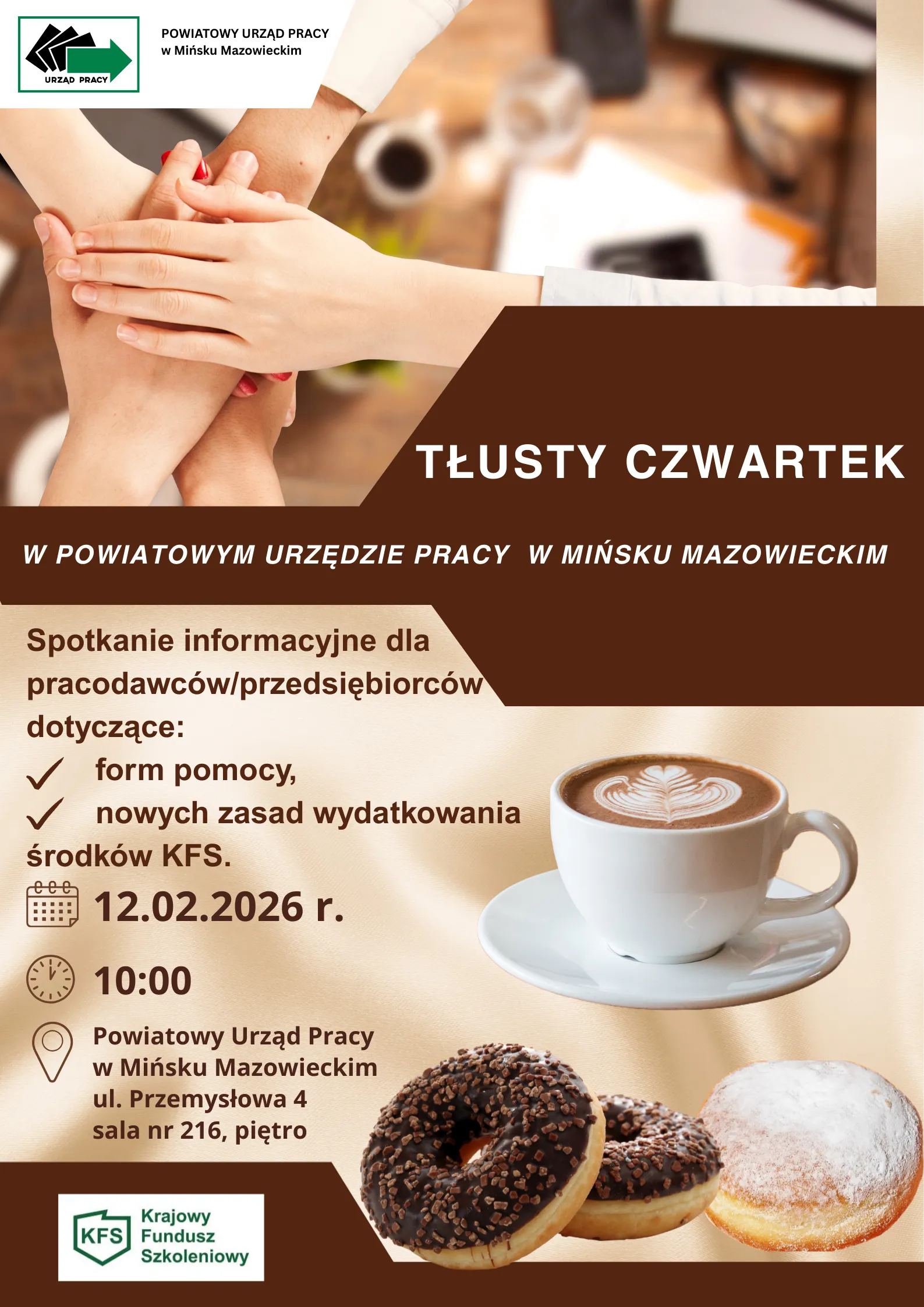 Kilka dłoni łączy się w geście zespołu u góry. Duży brązowy baner z tytułem wydarzenia na środku. Po prawej filiżanka kawy z latte artem na spodku. U dołu dwa pączki oblane czekoladą i jeden oprószony cukrem. Lewy górny i lewy dolny róg zawierają logotypy instytucji. Jasne, beżowe tło z rozmytym biurowym planem.