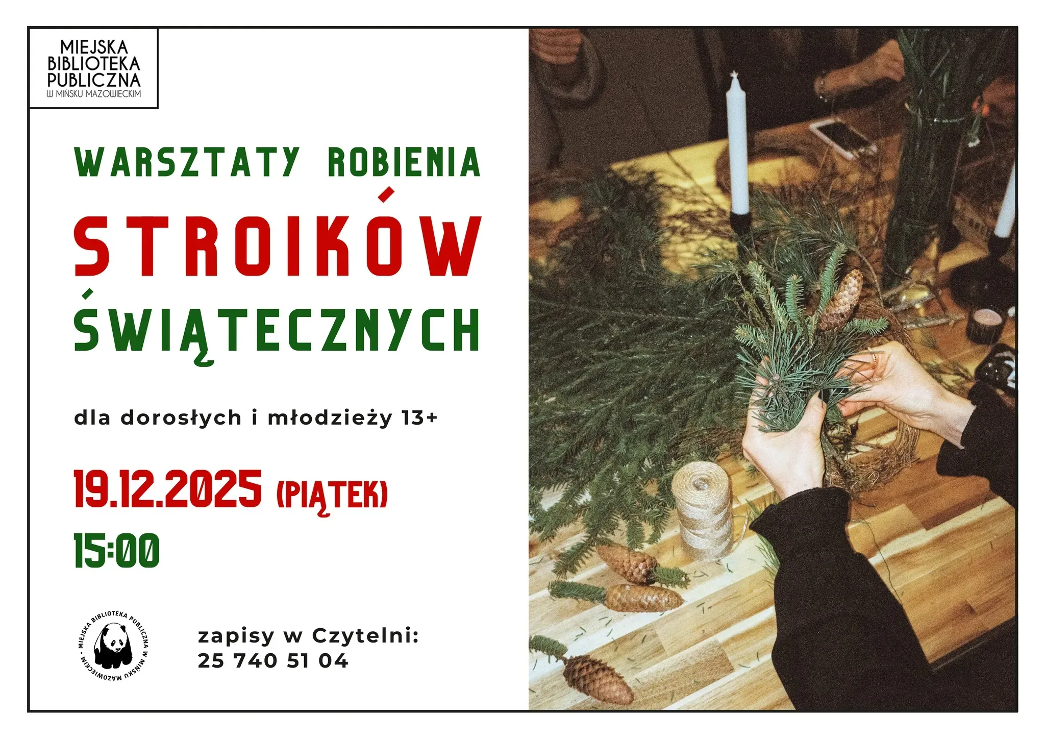Po prawej na zdjęciu osoba robi stroik świąteczny z zielonych gałązek i szyszek na drewnianym stole z dodatkiem świec i sznurka. Po lewej stronie na białym tle informacji o warsztatach.