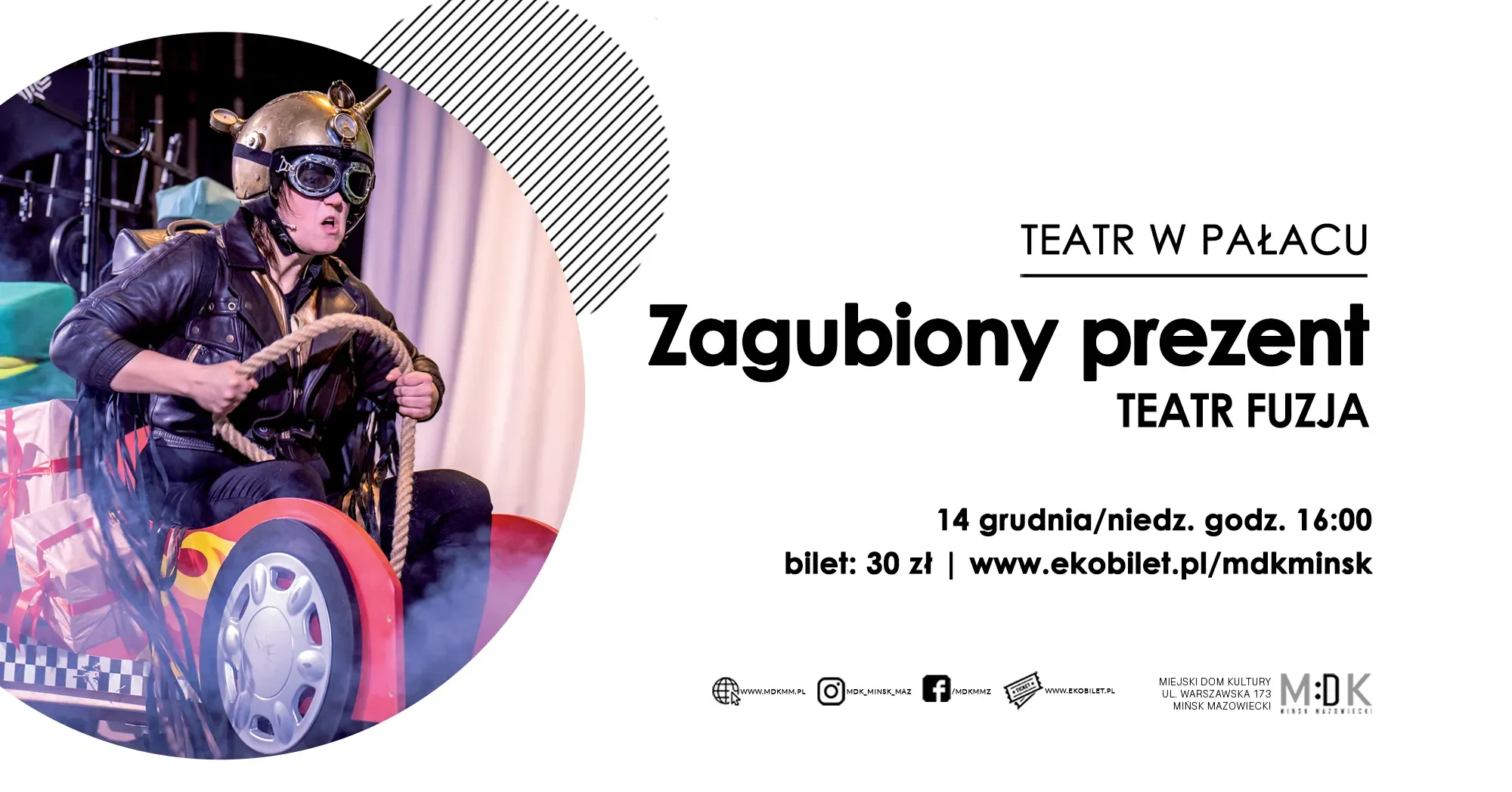 Po lewej w kole aktor w skórzanej kurtce i hełmie ze śrubkami trzyma gruby sznur, siedząc w teatralnej rekwizytowej maszynie wyścigowej z prezentami z tyłu, Po prawej na białym tle czarnymi literami informacje o wydarzeniu