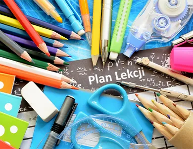 Kolorowe kredki, markery, nożyczki, temperówka, klej w sztyfcie, gumka do mazania oraz kartka z napisem "Plan Lekcji".