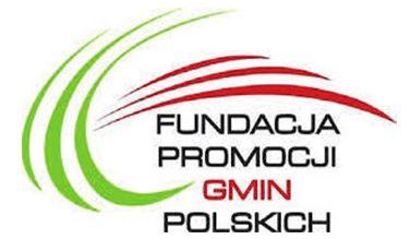 Kliknięcie powiększy obraz. Logo z napisem "Fundacja Promocji Gmin Polskich" oraz zielonymi i czerwonymi łukami.
