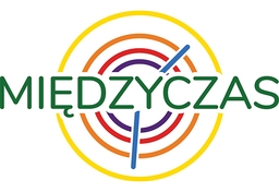 Zielony napis MIĘDZYCZAS na białym tle nałożony na stylizowany okrąg z żółtą zewnętrzną obręczą, wewnętrznymi pierścieniami w odcieniach pomarańczu, czerwieni i fioletu oraz dwoma niebieskimi wskazówkami jak w zegarze.