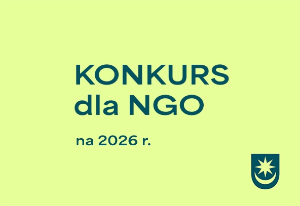 Jasnooliwkowe tło z dużym ciemnozielonym napisem informującym o konkursie dla organizacji pozarządowych i wskazaniem roku 2026. W prawym dolnym rogu mała ciemnozielona tarcza z ośmioramienną gwiazdą.