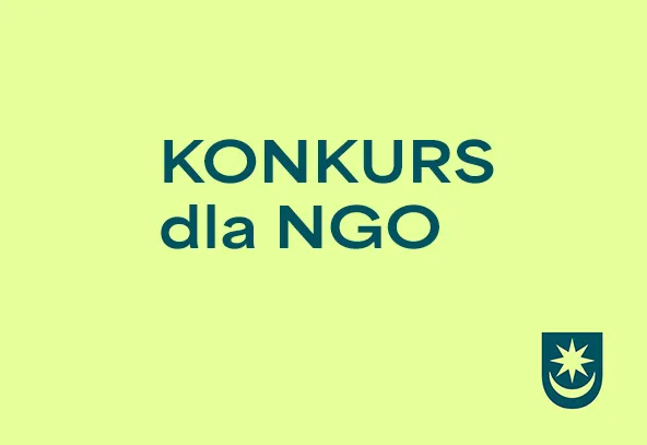 Napis „KONKURS dla NGO” na jasnozielonym tle z logo w prawym dolnym rogu.