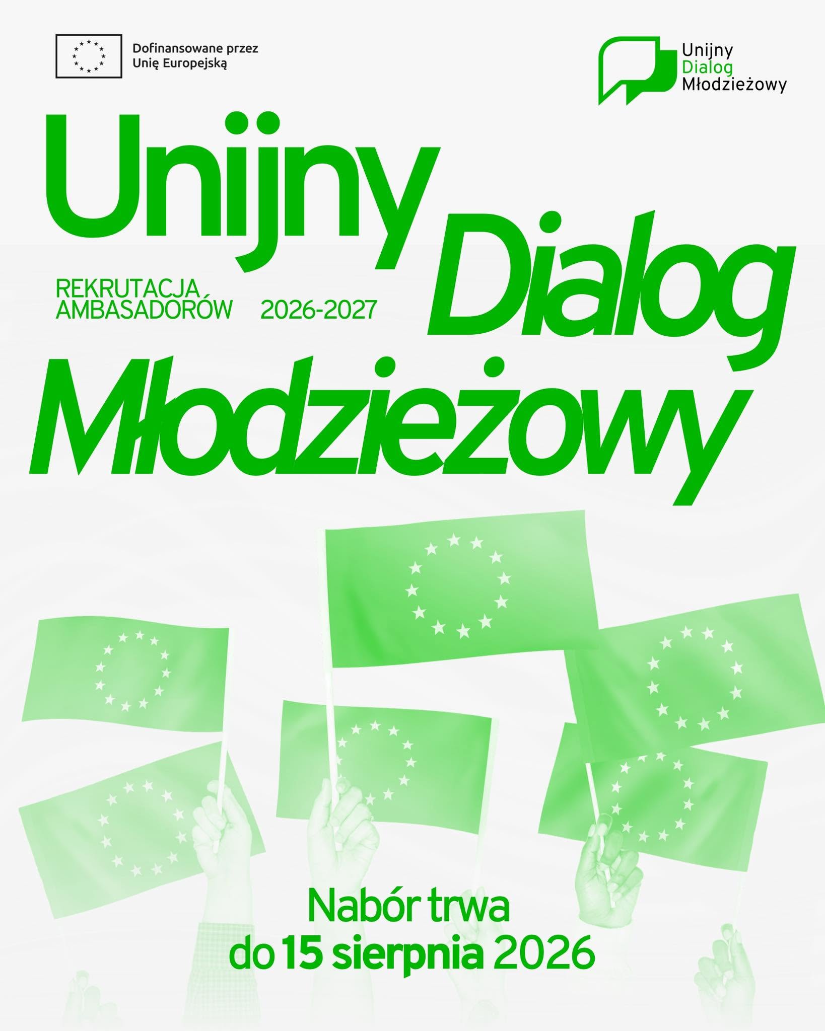Kliknięcie powiększy obraz. Duży plakat z jasnym tłem i szeroką zieloną typografią tytułu u góry. W lewym górnym rogu czarna ramka z symbolem Unii Europejskiej, po prawej zielone logo projektu. W środkowej i dolnej części wiele uniesionych dłoni trzyma zielone flagi z okręgiem gwiazd. U dołu widoczna wyróżniona zielona informacja o trwającym naborze.