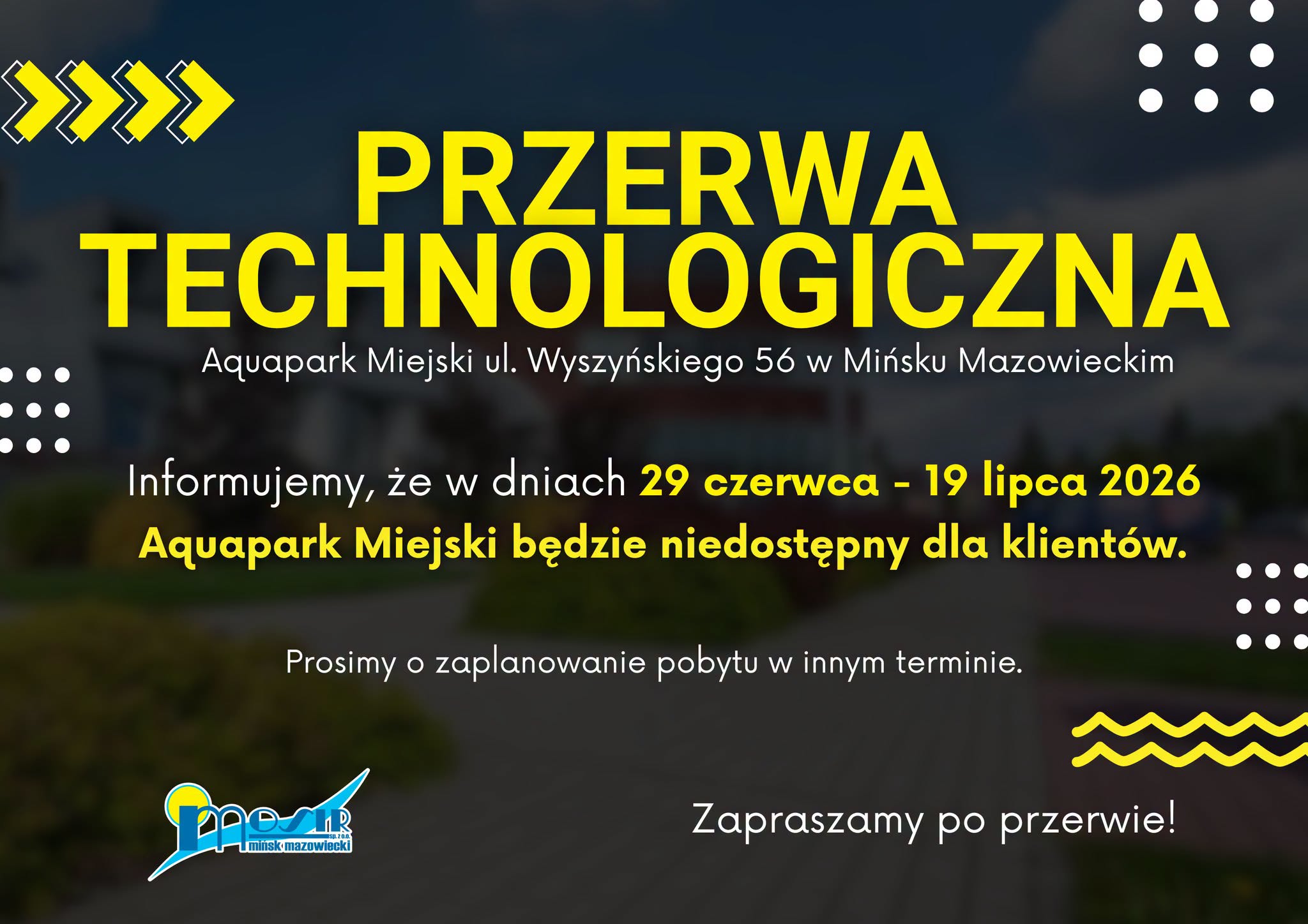 Kliknięcie powiększy obraz. Duży, dwuwierszowy żółty nagłówek na ciemnym, rozmytym tle. Mniejszy biały podtytuł pod nagłówkiem. Fragment tekstu wyróżniony na żółto jako data. Tło to rozmazane zdjęcie obiektu na zewnątrz. Dekoracyjne żółte strzałki w lewym górnym rogu. Białe kropkowane wzory po bokach. Żółte faliste elementy w prawym dolnym rogu. Kolorowe logo w lewym dolnym rogu.