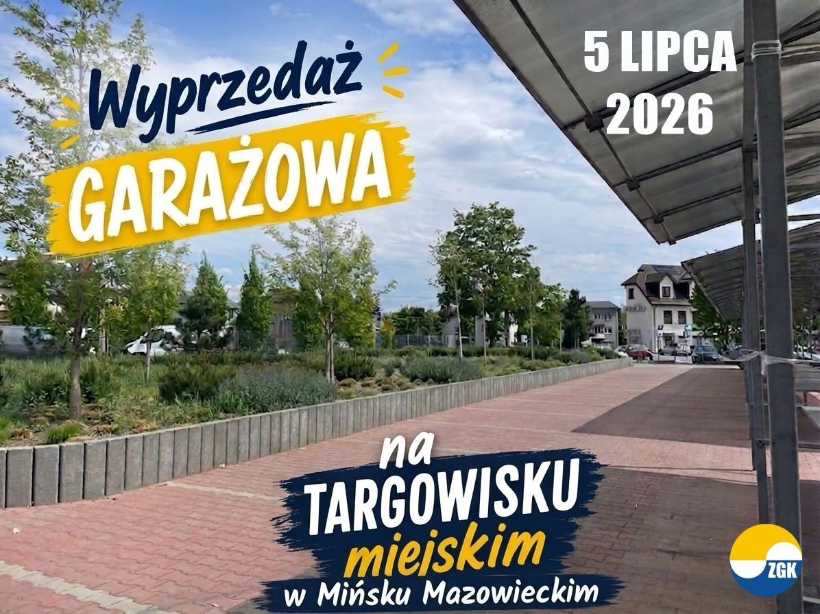 Kliknięcie powiększy obraz. Zadaszone stoiska stoją po prawej stronie nad pustym, ceglanym chodnikiem. Po lewej biegnie podwyższony pas zieleni z niskimi krzewami i kilkoma młodymi drzewami. W tle widać niskie budynki i częściowo zachmurzone niebo.