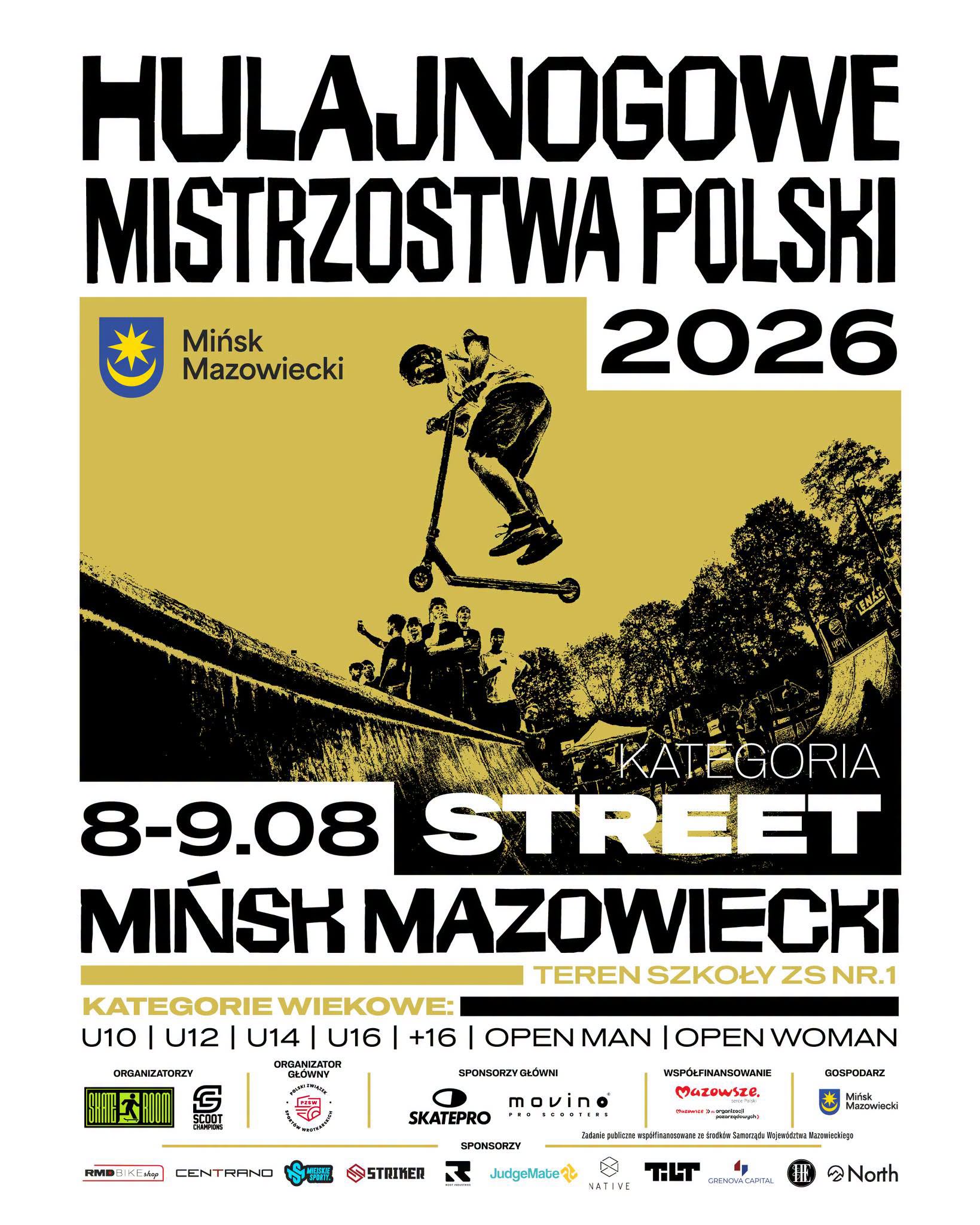 Kliknięcie powiększy obraz. Plakat z dużym czarnym nagłówkiem na białym tle. Żółte pole środkowe z czarnym zdjęciem zawodnika na hulajnodze wykonującego skok nad rampą. Grupa widzów stojąca przy krawędzi rampy i drzewa w tle. Pasek z logotypami sponsorów i organizatorów u dołu.