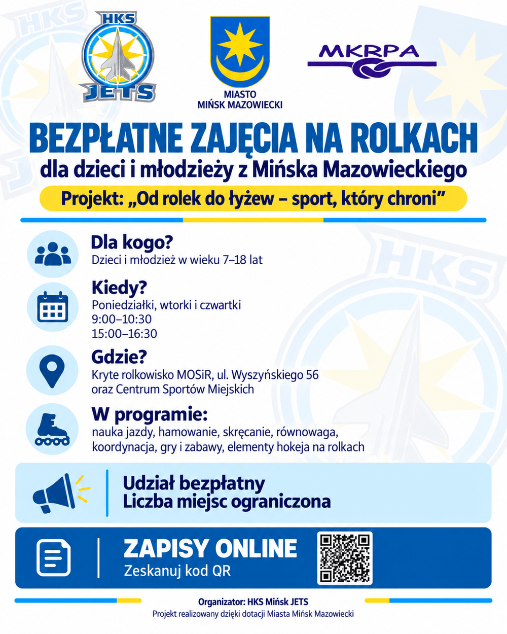Kliknięcie powiększy obraz. Plakat reklamuje bezpłatne zajęcia na rolkach dla dzieci i młodzieży z Mińska Mazowieckiego. U góry znajdują się trzy logotypy organizatorów na białym tle z niebiesko-żółtymi akcentami. Środkowa część pokazuje ikonki informacyjne z wiekiem uczestników, dniami i godzinami zajęć oraz lokalizacjami hal sportowych. Dolna część zawiera informację o bezpłatnym udziale, ograniczonej liczbie miejsc i pasek z przyciskiem zapisu online oraz kod QR. Paleta kolorów jest biało-niebieska z żółtymi akcentami.