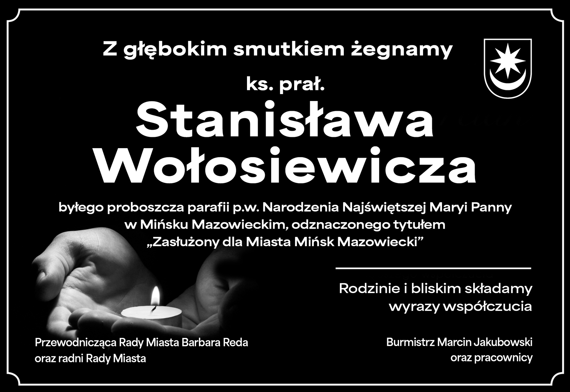 Kliknięcie powiększy obraz. Czarne tło otacza cienka biała ramka z ozdobnymi narożnikami. W górnej części znajdują się duże białe napisy. W środku para dłoni trzyma zapaloną tealightową świeczkę. W prawym górnym rogu widoczna jest biała tarcza z gwiazdą i półksiężycem.
