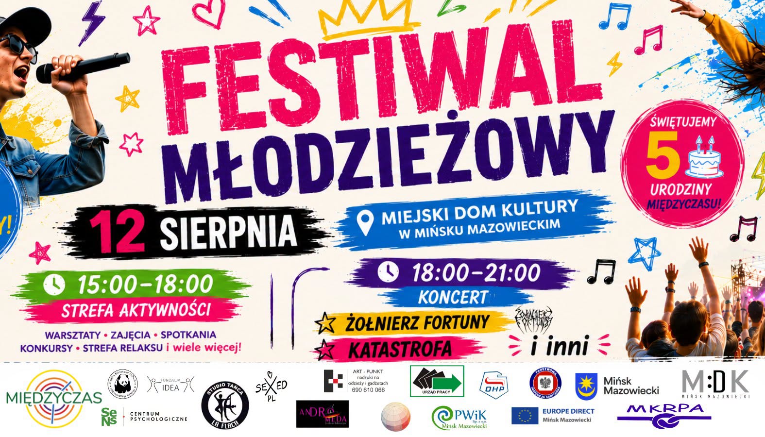 Kliknięcie powiększy obraz. Kolorowy plakat zapowiada młodzieżowy festiwal. Duży, kontrastowy nagłówek na środku. Po lewej młody mężczyzna w czapce śpiewa do mikrofonu. Po prawej tłum z podniesionymi rękami i scena. Okrągły znaczek informuje o piątych urodzinach organizacji. Paski informacyjne pod nagłówkiem zawierają datę, godziny i miejsce. Jasne tło z muzycznymi ikonami, gwiazdkami i kolorowymi akcentami.