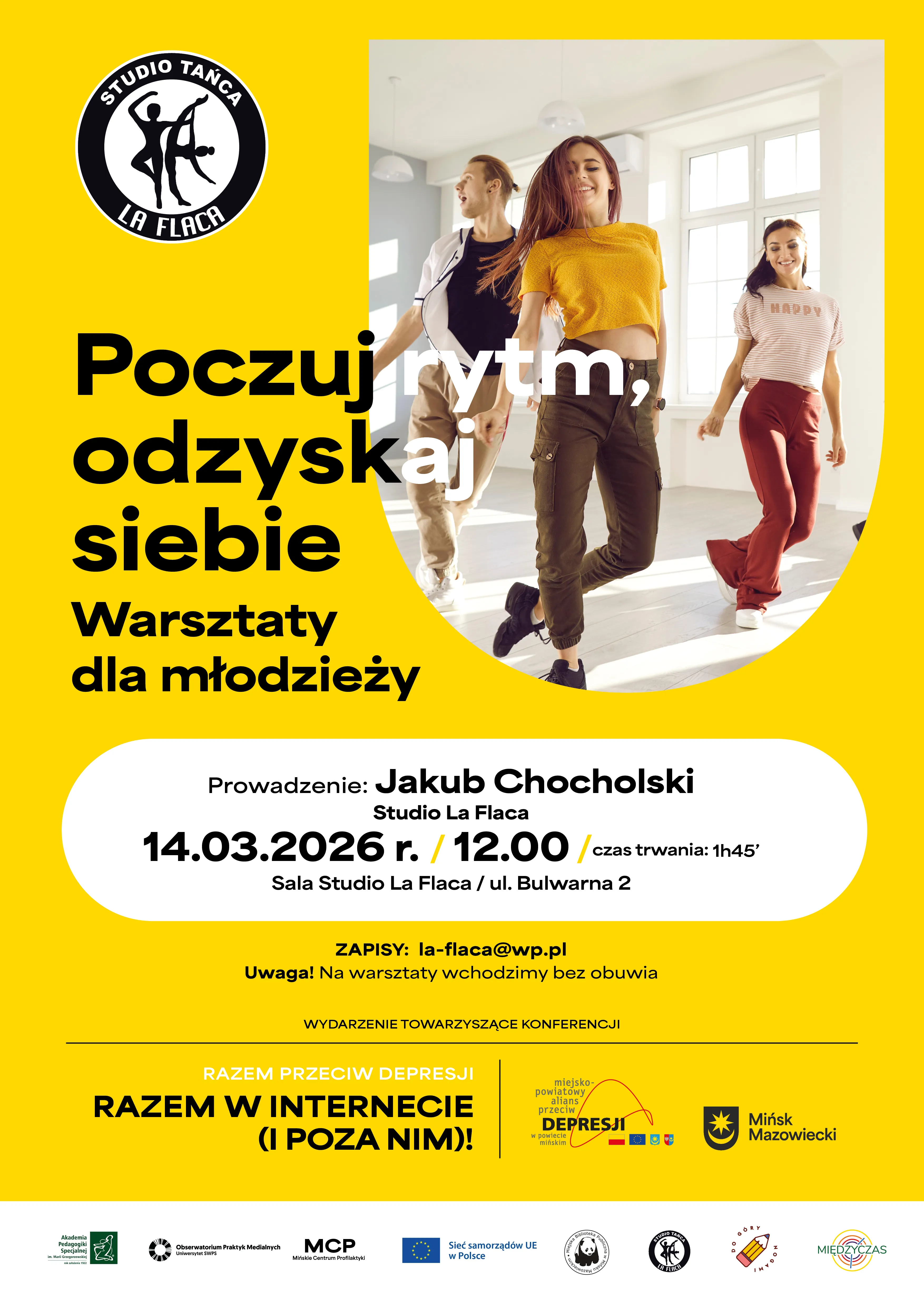 Kliknięcie powiększy obraz. Trzy młode osoby tańczą w jasnym, przestronnym studiu z dużymi oknami. Tło plakatu jest intensywnie żółte. W lewym górnym rogu znajduje się czarne okrągłe logo. Na dole kilka małych logotypów organizatorów.