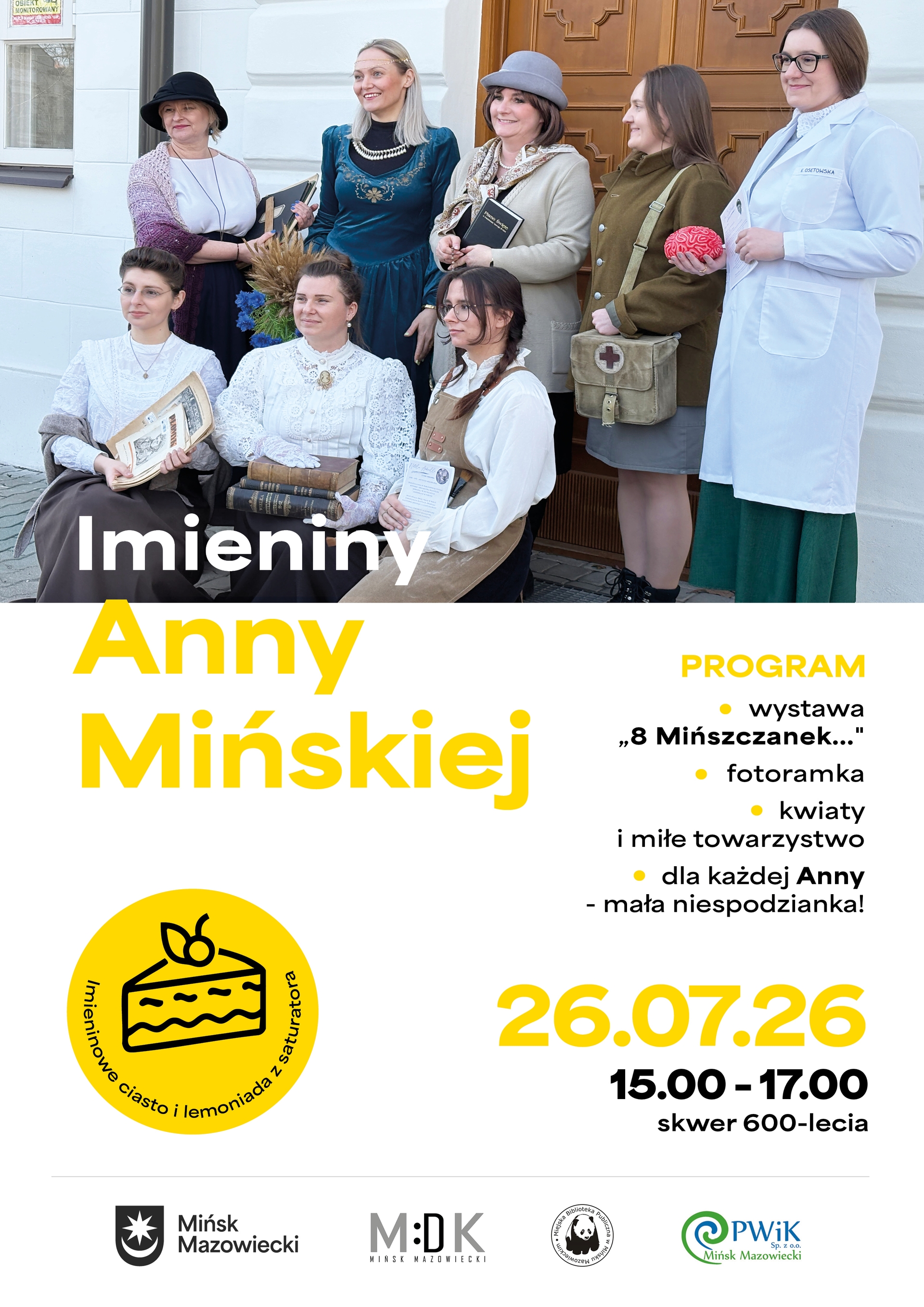 Kliknięcie powiększy obraz. Osiem kobiet stoi i siedzi przed drewnianymi drzwiami białego budynku na zewnątrz w dzień. Kobiety mają mieszankę strojów historycznych i współczesnych; niektóre trzymają książki, jedna ma biały fartuch i model mózgu, inna nosi wojskową torbę z czerwonym krzyżem.