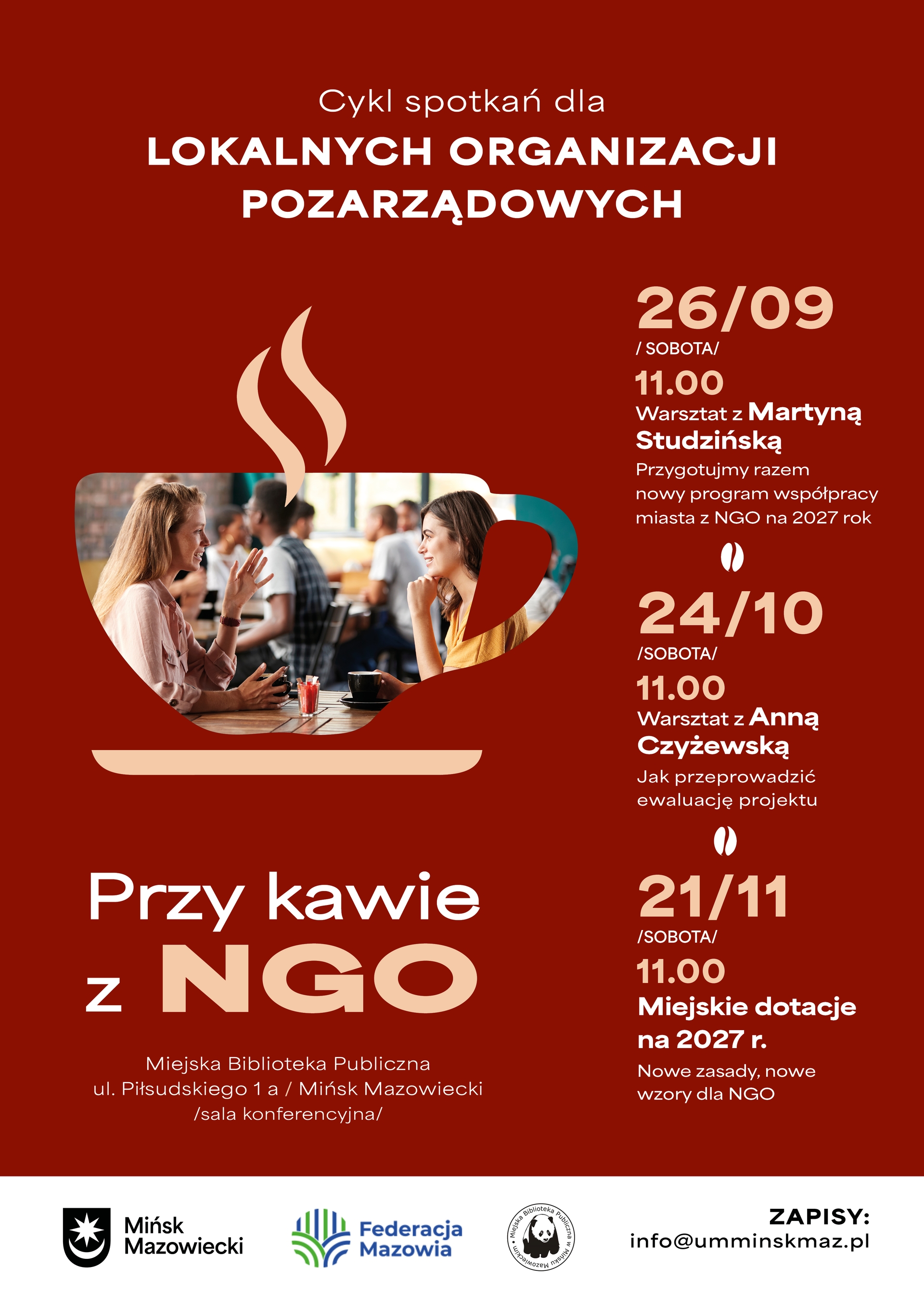 Kliknięcie powiększy obraz. Plakat o ciemnoczerwonym tle z dużą grafiką filiżanki kawy w środku. W filiżance widoczna fotografia dwojga rozmawiających kobiet przy stoliku w kawiarni, w tle inne rozmyte osoby. Po prawej stronie pionowa kolumna z kilkoma datami i godzinami spotkań oraz informacjami o prowadzących. U dołu adres miejsca wydarzenia, trzy logotypy partnerów i adres e‑mail do zapisów.