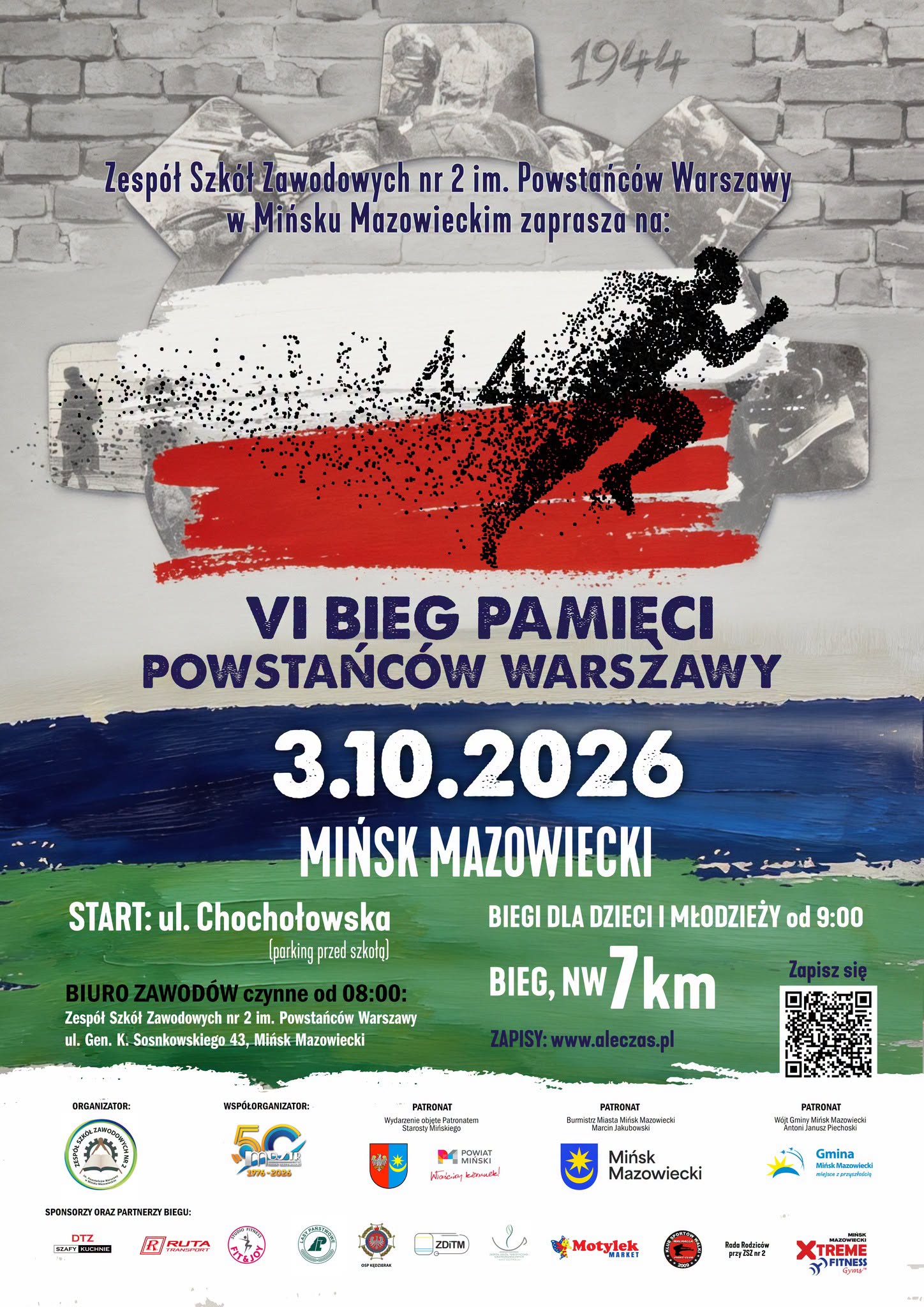 Kliknięcie powiększy obraz. Plakat informacyjny w pionie z szarym ceglastym tłem. Czarna, rozproszona sylwetka biegnącej osoby nakłada się na poziome pociągnięcia farby w białym i czerwonym kolorze. W tle widoczne są wyblakłe czarno-białe fotografie historyczne. Na dole szerokie pasy niebieskiego i zielonego koloru oraz rząd logotypów sponsorów.
