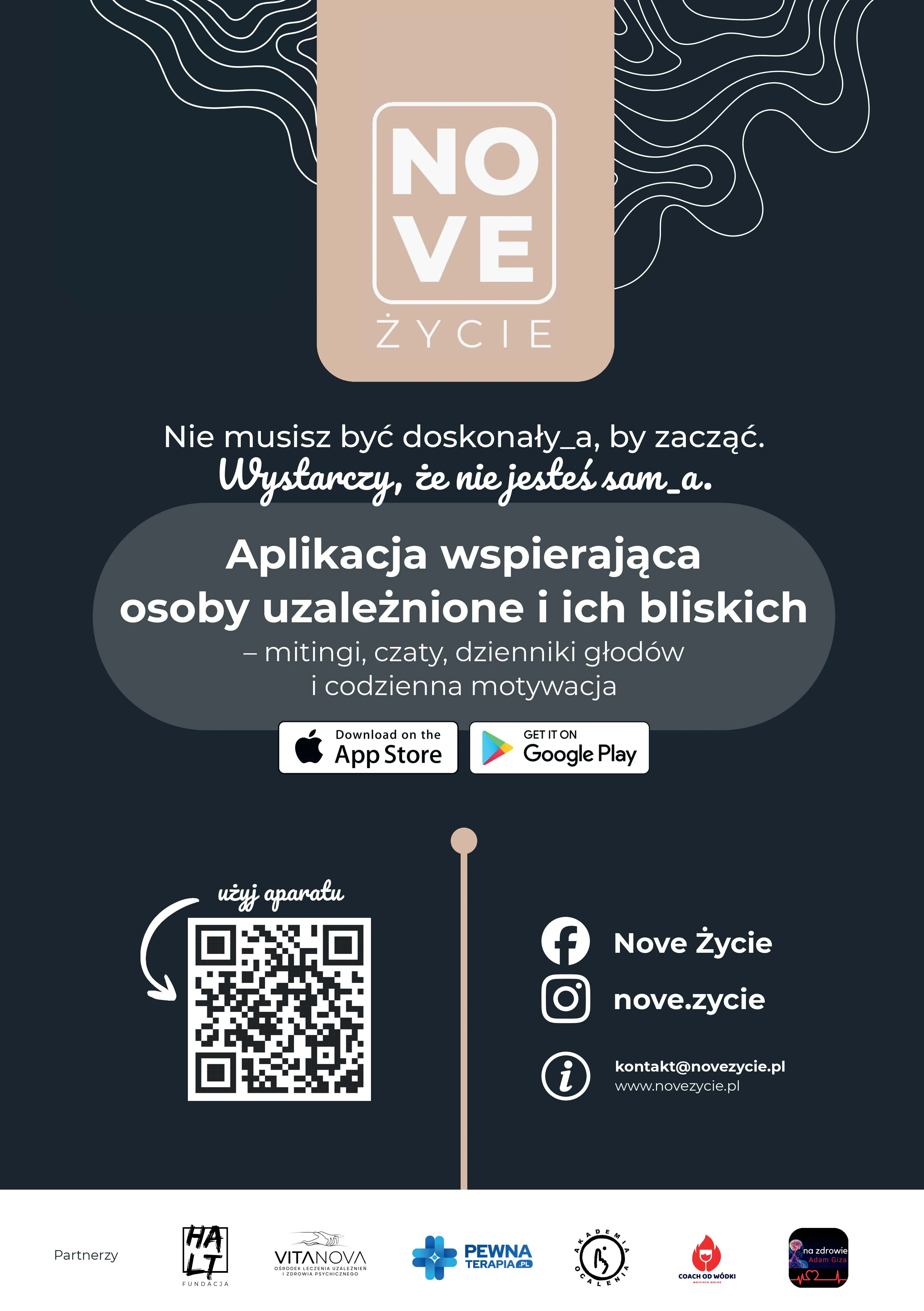 Kliknięcie powiększy obraz. Centralnie umieszczone beżowe logo w zaokrąglonym prostokącie na ciemnym tle. Poniżej duża zaokrąglona szara ramka z białym tekstem informacyjnym. Pod ramką ikony sklepów aplikacji. Niżej po lewej kod QR z graficzną strzałką, po prawej ikony mediów społecznościowych i krótka sekcja kontaktowa. Na samym dole rząd małych logotypów partnerów na jasnym pasku.