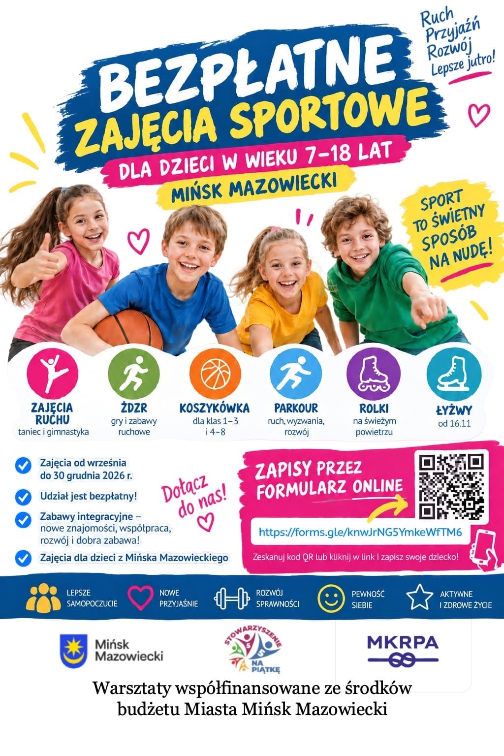 Kliknięcie powiększy obraz. Kolorowa plakatowa grafika z czterema uśmiechniętymi dziećmi na pierwszym planie, jedno trzyma piłkę. Górny duży banner z wyróżnionym nagłówkiem na niebieskim tle. Pod dziećmi rząd sześciu okrągłych ikon sportowych na kolorowych tłach. Po prawej stronie kod QR i sekcja zapisu. Jasne tło z elementami w kolorach niebieskim, żółtym i różowym. Logotypy organizatorów w dolnej części.
