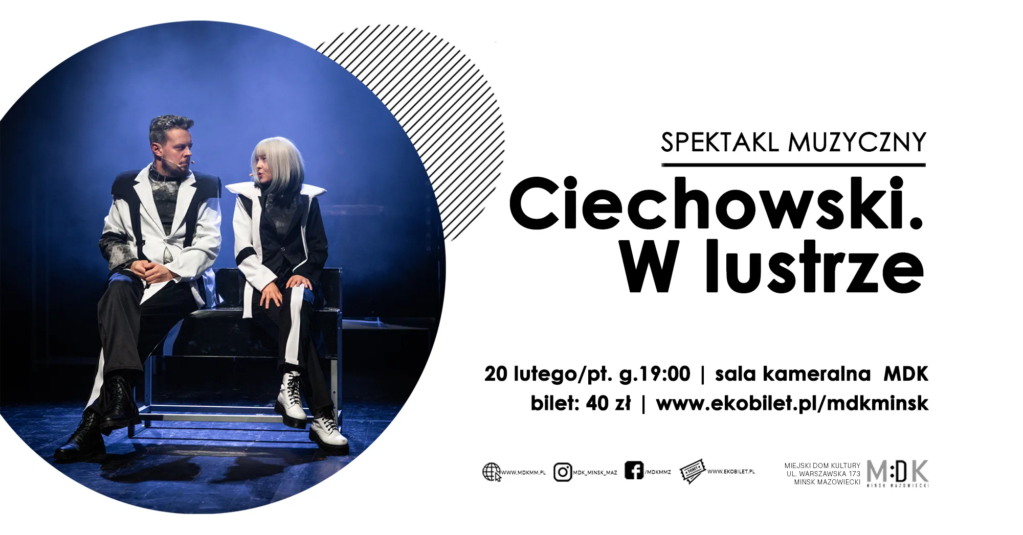 Kliknięcie powiększy obraz. Dwóch aktorów siedzi na scenie na czarnej ławce, ubrani w czarno-białe kostiumy, na tle niebieskiego oświetlenia. Po prawej stronie na białym tle znajduje się tekst informujący o spektaklu muzycznym "Ciechowski. W lustrze" oraz dane dotyczące daty, miejsca i biletu.