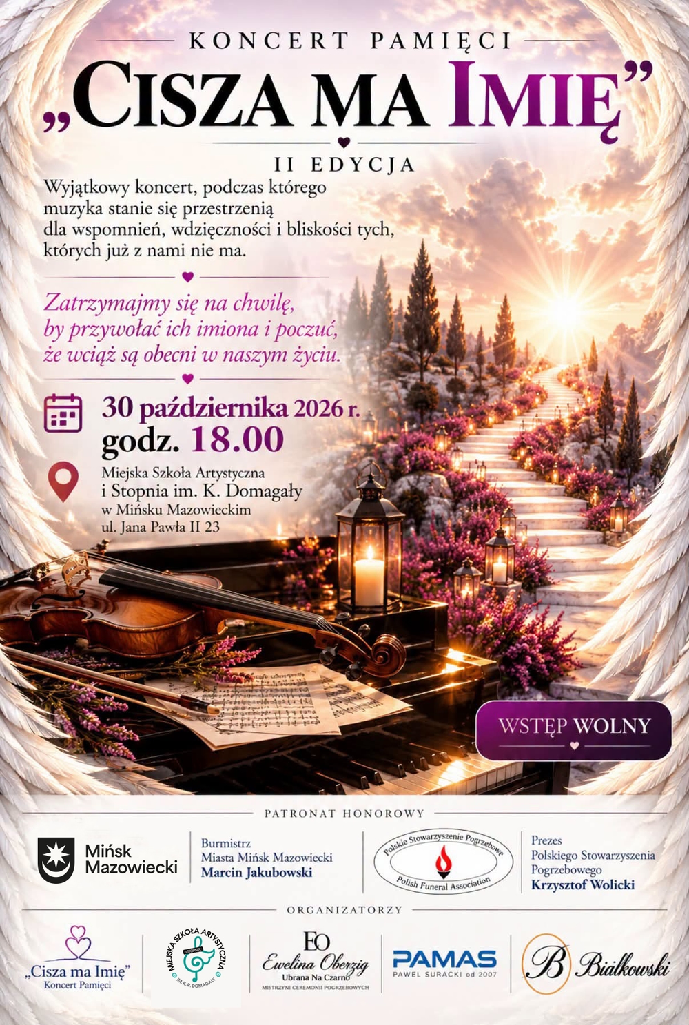 Kliknięcie powiększy obraz. Kolorowy plakat koncertu pamięci z wschodem słońca nad kamiennymi schodami obsadzonymi fioletowymi kwiatami. Na pierwszym planie leżą skrzypce i fortepian z rozłożonymi nutami oraz palące się latarnie i świeca. Po bokach rozmieszczone są białe pióra skrzydeł tworzące dekoracyjną ramę.