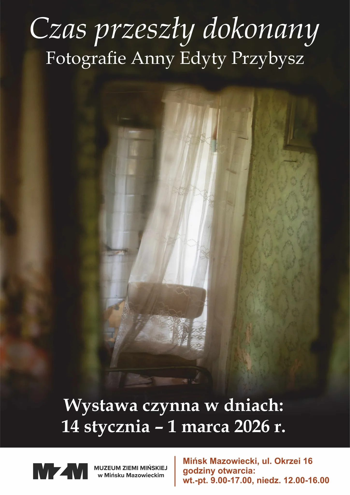 Kliknięcie powiększy obraz. Plakat wystawy fotograficznej z tytułem „Czas przeszły dokonany” autorstwa Anny Edyty Przybysz, na tle rozmytego wnętrza z firanką na oknie, fotelem i zielonym, wzorzystym tapetowanym ścianą. Informacje o terminie wystawy od 14 stycznia do 1 marca 2026 roku oraz lokalizacji Muzeum Ziemi Mińskiej w Mińsku Mazowieckim.